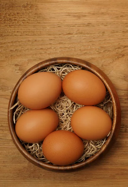 复活节桌 木制乡村餐桌上的蛋碗顶视图 — 图库照片