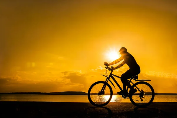 Silhouette Eines Jungen Mannes Radfahrer Bei Sonnenuntergang — Stockfoto