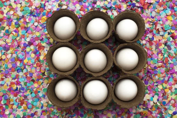 Weiße Eier Auf Buntem Papier Konfetti Hintergrund Frohe Osterfeiertage — Stockfoto