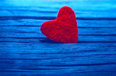 Sevgililer günün kutlu olsun. Mavi ahşap tahta doku kırmızı kalp şeklinde