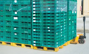 Palet plastik boş kutular ile. iş, lojistik arka plan