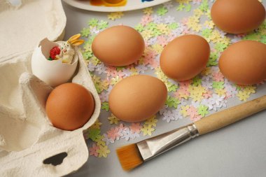 Paskalya yumurtaları bahar renkli çiçekler üzerinde. Mutlu Paskalya arka plan. Fırça ve boya. Ester tavşan, beyaz kabuğu'banny