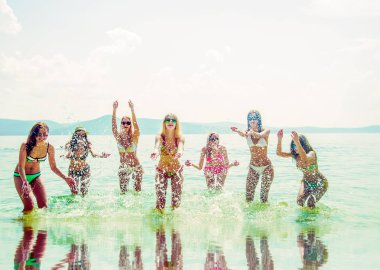  Grupo de amigos divirtiéndose 