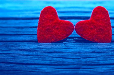 Sevgililer günün kutlu olsun. İki kırmızı Kalpler, mavi ahşap tahta doku çatlamak şekillerde