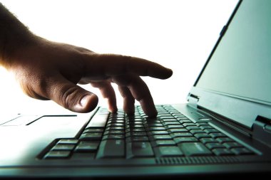 Erkek el görüntü kadar dizüstü yazarak klavye üzerinde kapatın. Beyaz arka plan üzerinde izole. 