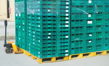 Palet plastik boş kutular ile. iş, lojistik arka plan