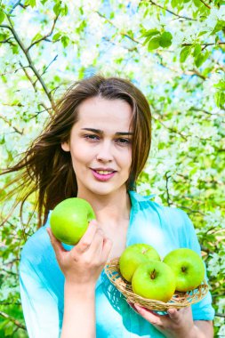  elma çiçek açan elma ağacı arka planda tutan genç güzel kadın 