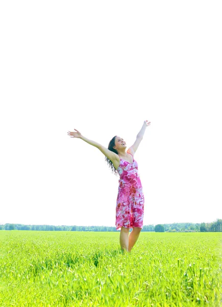 Νεαρή Γυναίκα Ευτυχισμένη Στο Πράσινο Πεδίο Χέρια Ψηλά Πράσινο Χόρτο — Φωτογραφία Αρχείου