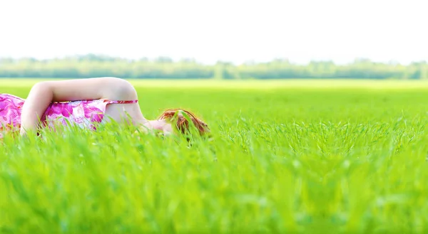 Chica Joven Vestido Rojo Verano Acostado Hierba Verde Fresca Relajarse —  Fotos de Stock