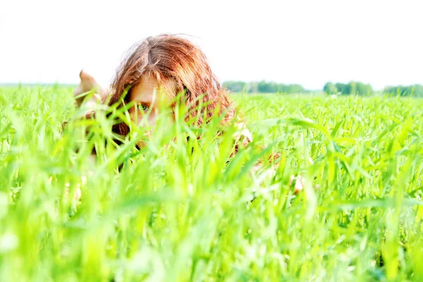 Mujer Joven Verde Fresco Hierba Primavera —  Fotos de Stock