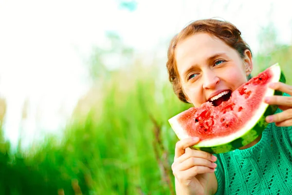 Giovane Donna Rossa Felice Mangiare Succosa Anguria Nel Parco Estivo — Foto Stock