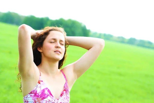 Mujer Feliz Sonriendo Con Los Brazos Alto Bailando Campo Verano —  Fotos de Stock