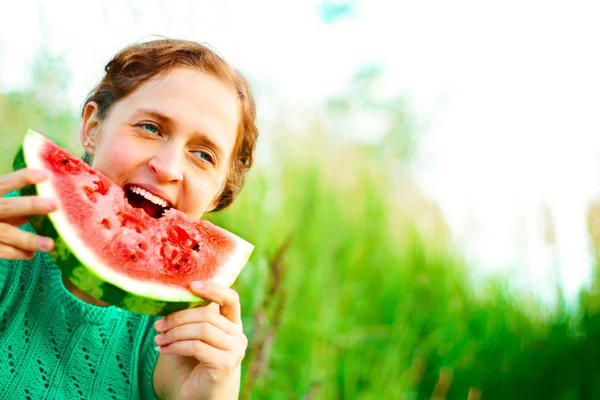 Jovem Feliz Ruiva Mulher Comer Suculenta Melancia Parque Verão — Fotografia de Stock