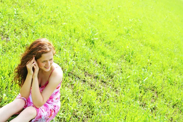 绿草田的美丽仙女少女 绿色农业领域背景下的红发女孩画像 — 图库照片