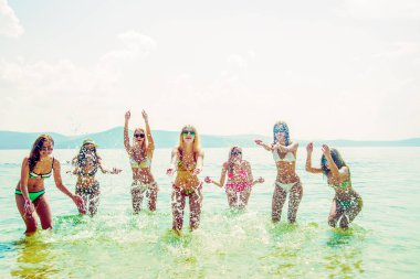  Grupo de amigos divirtiéndose 