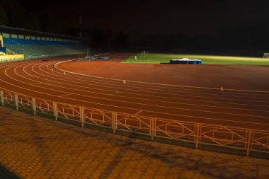 gece zaman yarış pisti. Stadyumu futbol. gece sahne. çalışan arene. 