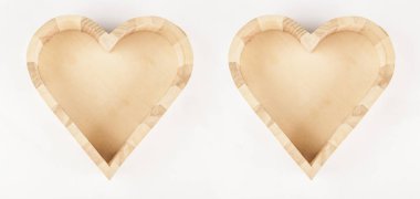 Beyaz arka plan üzerinde ahşap kalp boş kutular. mutlu Sevgililer günü