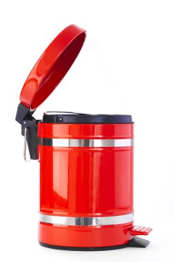 pedal ve kapağı kırmızı metalik kova. Açık çelik çöp kutusu üzerinde izole beyaz arka plan. Office bin 