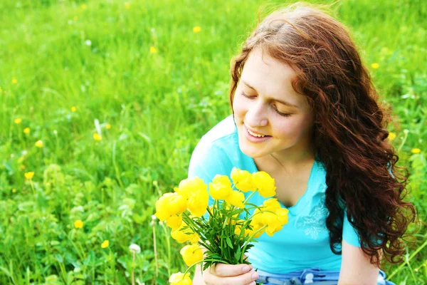 春の新鮮な黄色花の花束と美しい赤毛の女性の肖像画 — ストック写真
