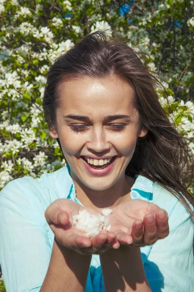 Ragazza Che Soffia Petali Dalle Mani — Foto Stock