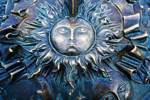Niebieskich Mówi Się Słońce Księżyc Wykonane Metalu — Zdjęcie stockowe