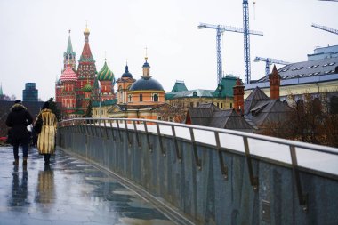 Moskova, Rusya - 31 Aralık 2017: Moscow city ve Kremlin yağmur altında. Kremlin, Kızıl Meydan ve Aziz Basil Katedrali yağmurda. 