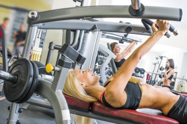 Üç genç yetişkin kız jimnastik egzersizleri yapıyor 