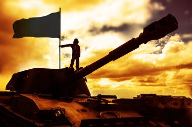 Güneş şafak karşı bir erkek asker. Tank bir ordu asker silüeti 