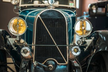 Moskova, Rusya - 02 Nisan 2015: Radyatör ve bir araba, 