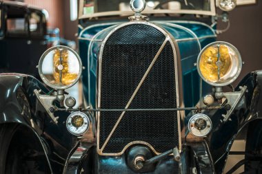 Moskova, Rusya - 02 Nisan 2015: Radyatör ve bir araba, 