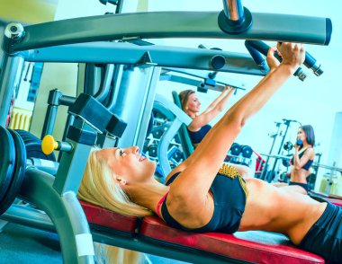 Üç genç yetişkin kız jimnastik egzersizleri yapıyor 