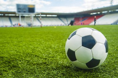 stadyum yeşil çimenlerin üzerinde top. Futbol topu alan arka plan üzerinde.