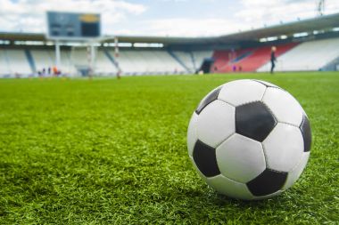stadyum yeşil çimenlerin üzerinde top. Futbol topu alan arka plan üzerinde.