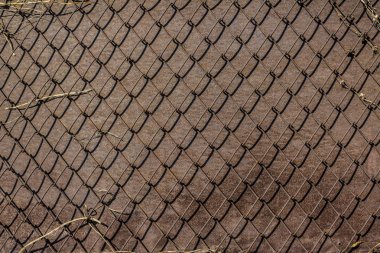 Eski demir kafes kahverengi paslı metal yüzeye karşı 