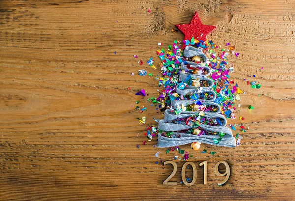 Weihnachtsbaum Aus Viel Buntem Konfetti Und Spitze Auf Vintage Holzstruktur — Stockfoto