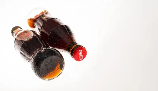 Moscú Rusia Febrero 2014 Dos Botellas Cola Coca Aisladas Sobre — Foto de Stock