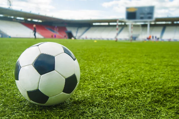 stadyum yeşil çimenlerin üzerinde top. Futbol topu alan arka plan üzerinde.