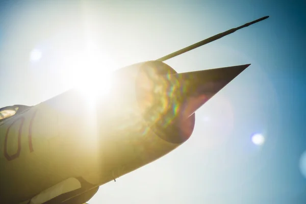 Tryskové Letadlo Proti Modré Slunečné Nebe Sluneční Paprsky — Stock fotografie