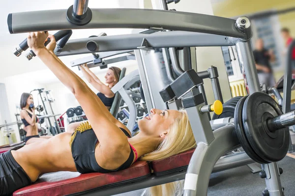 Drie Jonge Volwassen Meisjes Doen Oefeningen Fitness Gym — Stockfoto