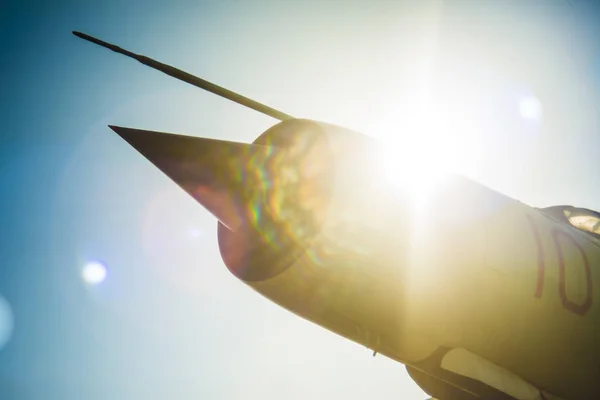 Tryskové Letadlo Proti Modré Slunečné Nebe Sluneční Paprsky — Stock fotografie