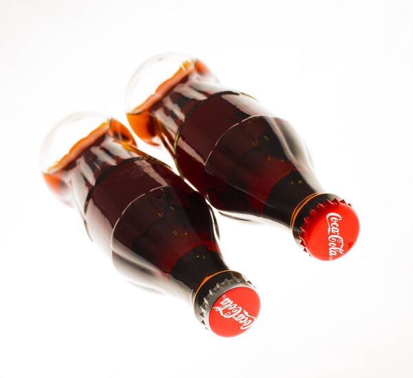 МОСКВА, РОССИЯ - 01 февраля 2014 г.: Две бутылки кока-колы на белом фоне
.