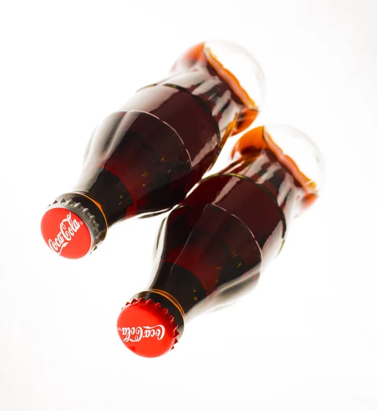 Moskou Rusland Februari 2014 Twee Coca Cola Flessen Geïsoleerd Witte — Stockfoto