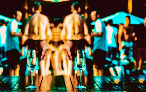 Gözlük Insanlar Dans Grubu Karşı Sıcak Plaj Partisi Seksi Insanlar — Stok fotoğraf