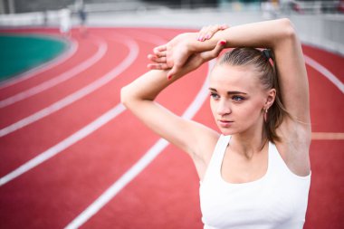 Önce egzersiz germe kadın runner