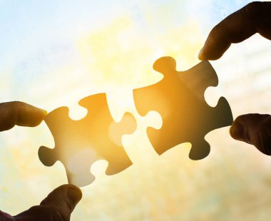 el ile gökyüzü arka plan ile adet bulmaca. 