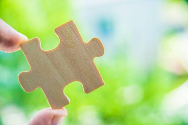 bir yandan bulmaca parçası bağlanmaya çalışıyor. dernek ve bağlantı. iş stratejisi. kopya alanı