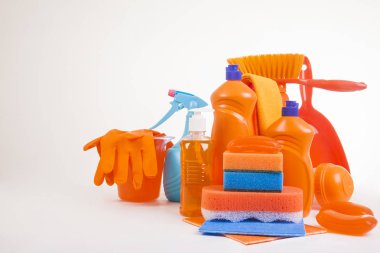 Temizlik ürünleri. Ev temizlik kavramı, beyaz arka plan üzerinde izole nesneleri. 