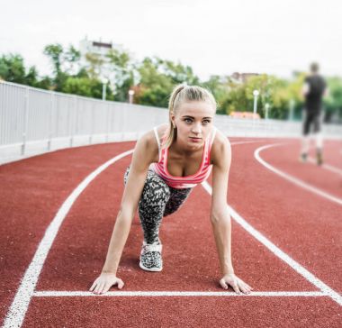 genç kadın koşucu bir parça için hazırlanıyor. Sportif kız