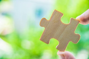 bir yandan bulmaca parçası bağlanmaya çalışıyor. dernek ve bağlantı. iş stratejisi. kopya alanı