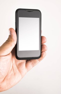 Beyaz arka plan üzerinde izole erkek elinde cep telefonu. boş dokunmatik ekran 